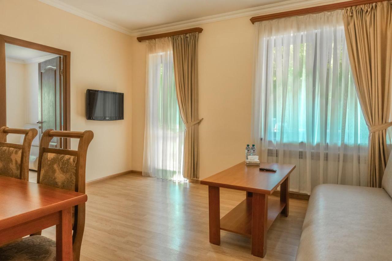 Ariana Family Hotel Dilijan Esterno foto
